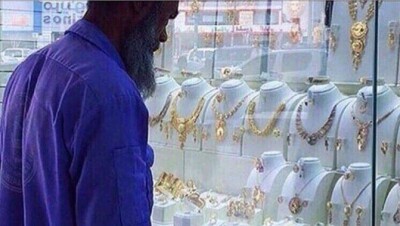 Высмеянного в соцсети уборщика в Саудовской Аравии одарили золотом и iPhone7