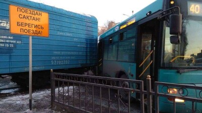 Пассажирский автобус врезался в тепловоз в Караганде
