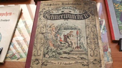 Рукописи братьев Гримм представили на выставке в Петропавловске