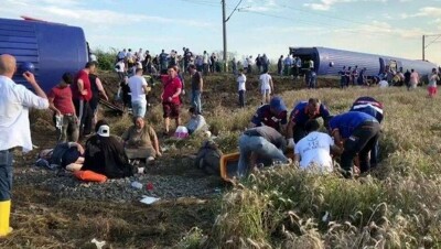 Пять вагонов пассажирского поезда сошли с рельсов в Турции, есть погибшие