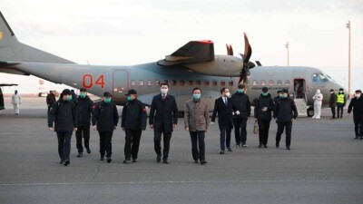 Биртанов наградил китайских врачей-инфекционистов, приехавших в Казахстан 