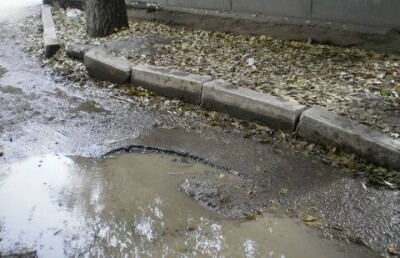 Городские службы Алматы развели грязь во дворе вместо устранения утечки воды