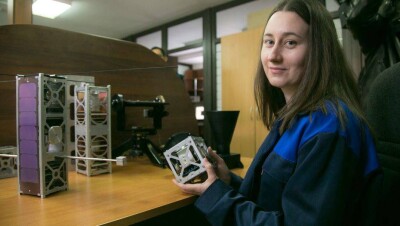 В Алматы показали модель наноспутника, который этим летом запустит SpaceX