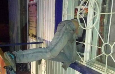 В Уральске в оконном проёме застрял мужчина