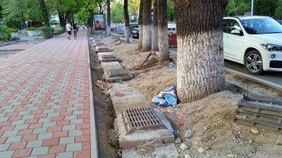 В акимате Алматы объяснили, почему закрывают арыки плитками на реконструируемых проспектах