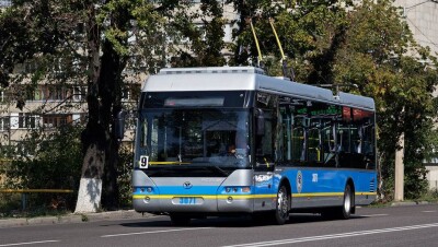 В Алматы борьба водителей троллейбусов за клиентов привела к комичной ситуации
