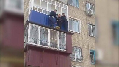 Несчастная любовь жительницы Уральска заставила полицейских проявить акробатические способности 