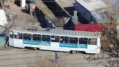В Павлодаре трамвай сошёл с рельсов и врезался в забор частного дома
