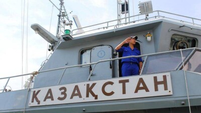 Ракетно-артиллерийский корабль "Казахстан" подобрал утопавших в Каспийском море