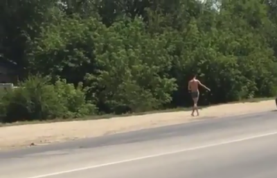 Разгуливающего в одних трусах жителя Актобе сняли на видео