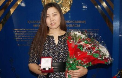 Девушка-кассир обезоружила грабителя и передала его полицейским в Караганде