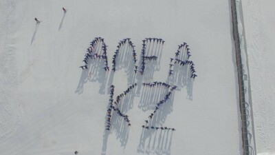 Более 300 алматинцев выстроились в надпись "Алга KZ" на склоне Шымбулака 