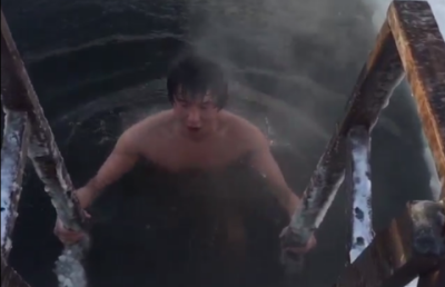 Кайрат Нуртас нырнул в ледяную воду в Костанае