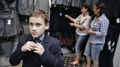 Родители астанинских школьников простаивают огромные очереди за формой