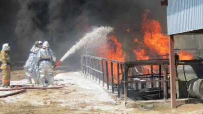 Пожарный поезд задействован для тушения пожара на нефтебазе в ЮКО 