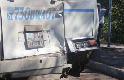 В Уральске из-за столкновения пассажирского автобуса и грузовика пострадали 8 человек