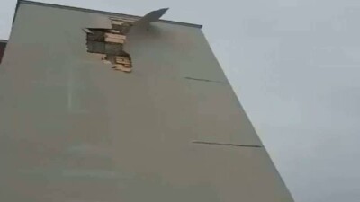 На глазах у жильцов огромным пластом обрушилась облицовка с нового дома в Алматы 