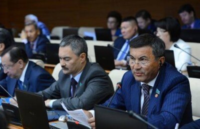 Депутат Омурзаков поддерживает принятие иностранцев на госслужбу