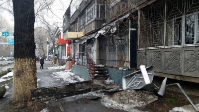 Глыбы льда разбили крышу магазина в Алматы