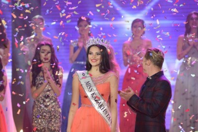 "Мисс Казахстан-2015" затроллили за нелюбовь к книгам