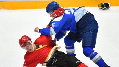 "Маньяк пытался перебить китайскую команду" - журналисты о "подвигах" хоккеиста Рыспаева
