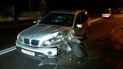 В Алматы произошло лобовое столкновение автомобилей из-за пьяной девушки-пешехода