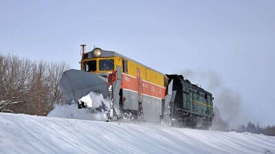 В первый день зимы железнодорожники вывезли с путей около двух тысяч кубометров снега