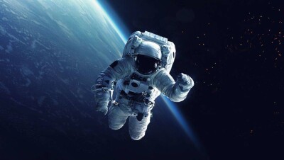 Экипаж МКС вышел в открытый космос, чтобы заменить батареи для солнечных панелей станции