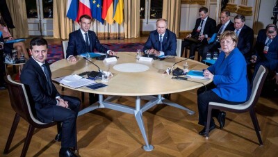 На встрече "нормандской четвёрки" Путин подсказал Зеленскому повернуться к фотографам