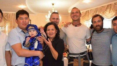 Аким Усть-Каменогорска показал байкерам из Германии обряд перерезания пут