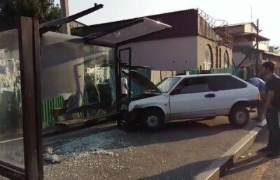 Въехавшая в остановку машина сбила девушку в Алматы