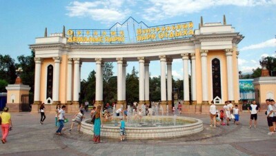 В парках Алматы налоговики выявили десятки продавцов, получающих зарплату в конвертах