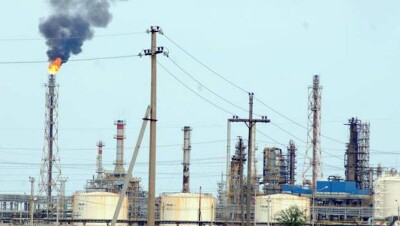 Рабочего уволили после съёмки выбросов на НПЗ в Атырауской области