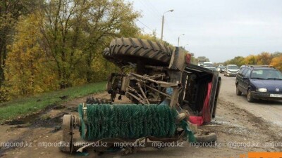 В Уральске пассажирский автобус на полном ходу снёс трактор