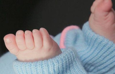 Мать, выбросившую в окно новорождённого сына, простил отец ребёнка