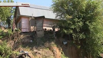 В Алматы из-за дождей несколько домов оказались на краю обрыва