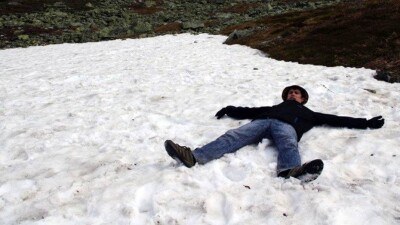 В знак протеста против задержаний пьяный пассажир улёгся на снег в Алматы