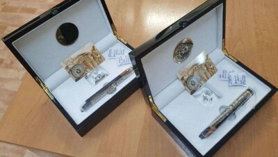 Чиновники Мангистау сдали в фонд подарков духи, макет двустволки и ручки