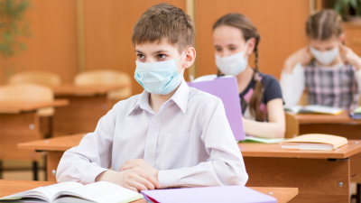 Почему школьникам нужно сесть за парты с 1 сентября и безопасно ли это?