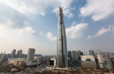 Руферы залезли на башню высотой 555 метров, несмотря на боевых дронов