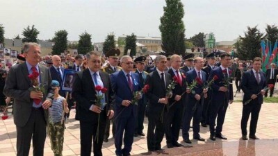 В Баку казахстанские дипломаты возложили цветы к Мемориалу воинской славы 