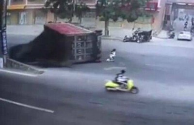 В Китае грузовик с углем раздавил мотоциклиста 