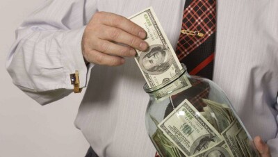 Доля вкладов казахстанцев в иностранной валюте и тенге распределилась почти поровну