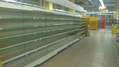 Более 150 работников сети супермаркетов "Алма" в Астане требуют выплатить им зарплату 