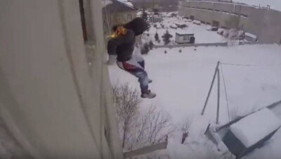 Устькаменогорец поджёг себя и прыгнул с пятого этажа