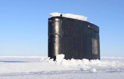 На видео сняли, как подводная лодка ломает, всплывая, арктический лёд