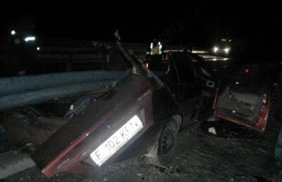 Погибшего водителя час извлекали из разбитого авто спасатели в Семее
