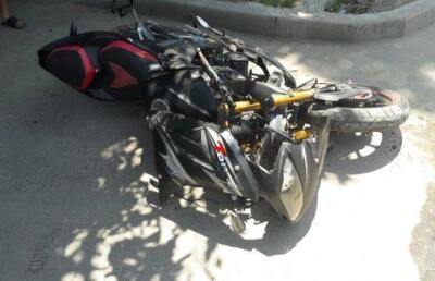 Мотоциклист на полном ходу влетел в легковушку в Алматы