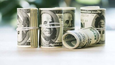 Курс доллара на бирже опустился до 420 тенге перед выходными