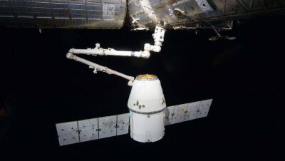 Космический грузовик Dragon доставил на МКС 2,5 тонны груза